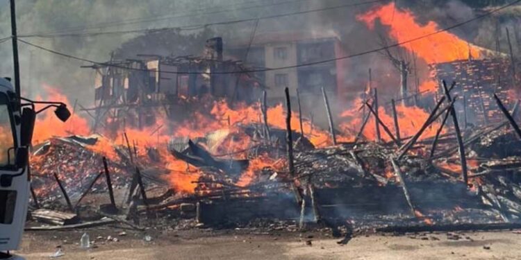 İki ev ve iki samanlık yandı