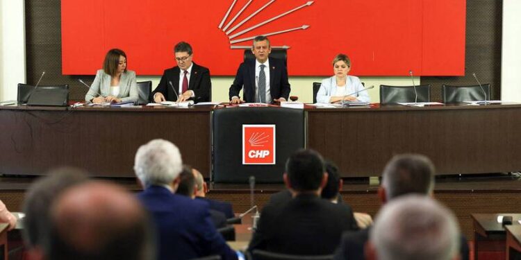 İktidarın yapması gereken demokratik bir yarışta karşımıza çıkmaktır!