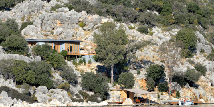 İngilizin kaçak villasının yıkımına "borç" engeli