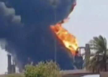 İran'da Korkutan Yangın! Petrol Rafinerisi Alev Aldı: 1 Kişi Hayatını Kaybetti