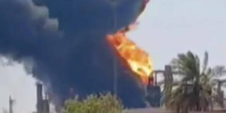 İran'da Korkutan Yangın! Petrol Rafinerisi Alev Aldı: 1 Kişi Hayatını Kaybetti