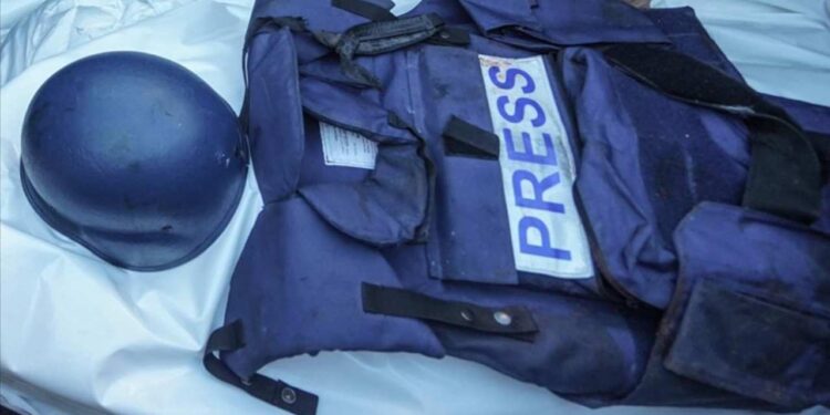 İsrail, Gazze’de Hamile Bir Gazeteciyi Tüm Ailesiyle Birlikte Katletti