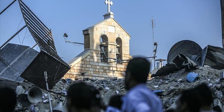İsrail Gazze’de Katolik kilisesini vurdu