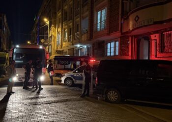 İstanbul'da Komşu Kavgasında Kan Döküldü: Biri Göğsünden Bıçaklandı, Birinin Evi Kurşunlandı