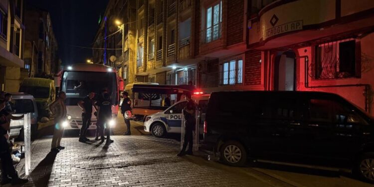 İstanbul'da Komşu Kavgasında Kan Döküldü: Biri Göğsünden Bıçaklandı, Birinin Evi Kurşunlandı