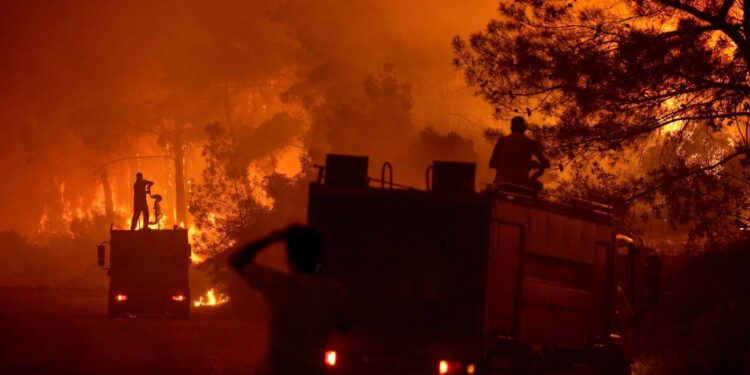 İzmir'dekiler dahil 7 yangın kontrol altına alındı; 65 orman yangınıyla ilgili 44 kişi gözaltına alındı, 10’u tutuklandı!