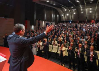 Karşımızda gözü dönmüş bir iktidar var, bize savaş ilan ettiler ve bazı arkadaşlarımız esir alınıyor
