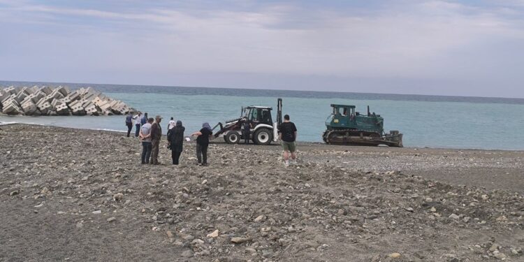Kastamonu Sahilinde Feci Olay: Güneşlenen Kadını Kepçe Ezdi!