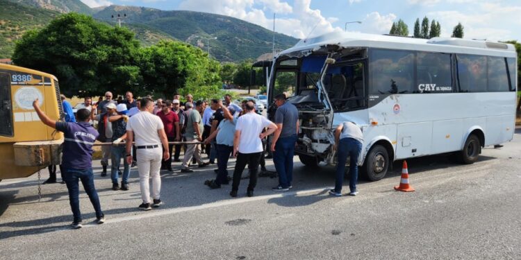 Kavşakta Feci Çarpışma: Çok Sayıda Yaralı Var!