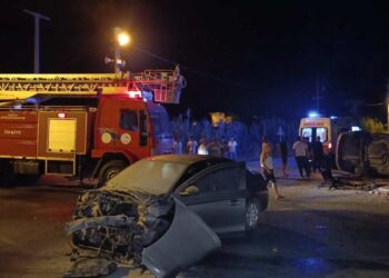 Kavşakta otomobiller çarpıştı, 3 yaralı