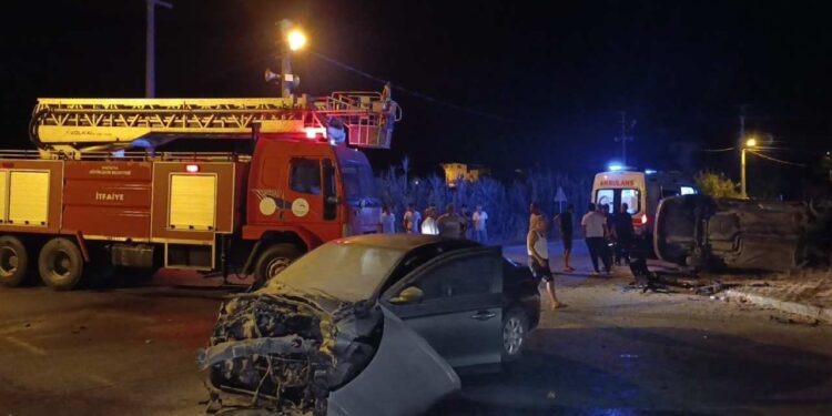 Kavşakta otomobiller çarpıştı, 3 yaralı