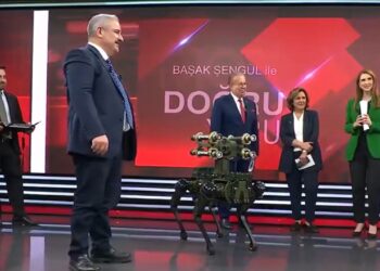 Keşif Yapıyor, Füze Atıyor, Hedefi Vuruyor! İşte Türkiye'nin İlk Silahlı Robot Köpeği
