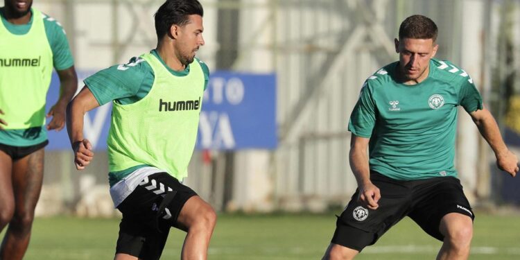 Konyaspor, Kaleci Slowik ile Yollarını Ayırdı! Kadrosuna İki Yeni Kattı