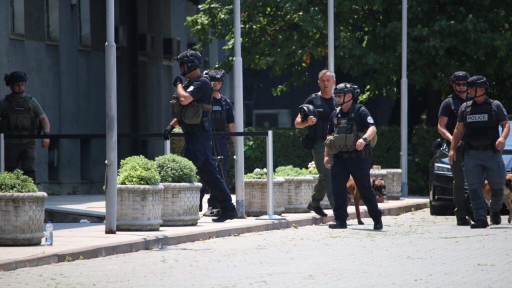 Kosova Meclisi'nde Bomba İhbarı! Tüm Bina Boşaltıldı