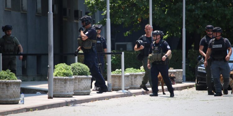 Kosova Meclisi'nde Bomba İhbarı! Tüm Bina Boşaltıldı