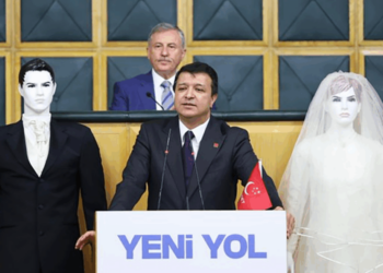 Kürsüye temsili gelin ve damatla çıkan Mahmut Arıkan: Bunun adı ekonomik kriz