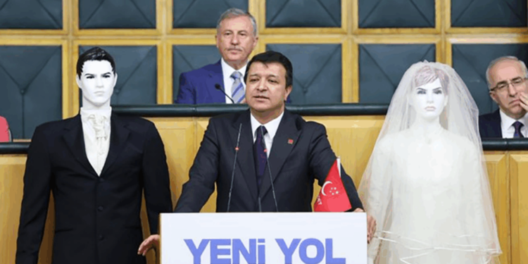 Kürsüye temsili gelin ve damatla çıkan Mahmut Arıkan: Bunun adı ekonomik kriz