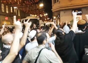 LeMan dergisini protesto için toplanan grup, binanın camlarını kırmıştı; Beyoğlu'nda toplantı ve gösteri yürüyüşleri yasaklandı