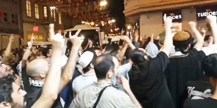 LeMan dergisini protesto için toplanan grup, binanın camlarını kırmıştı; Beyoğlu'nda toplantı ve gösteri yürüyüşleri yasaklandı