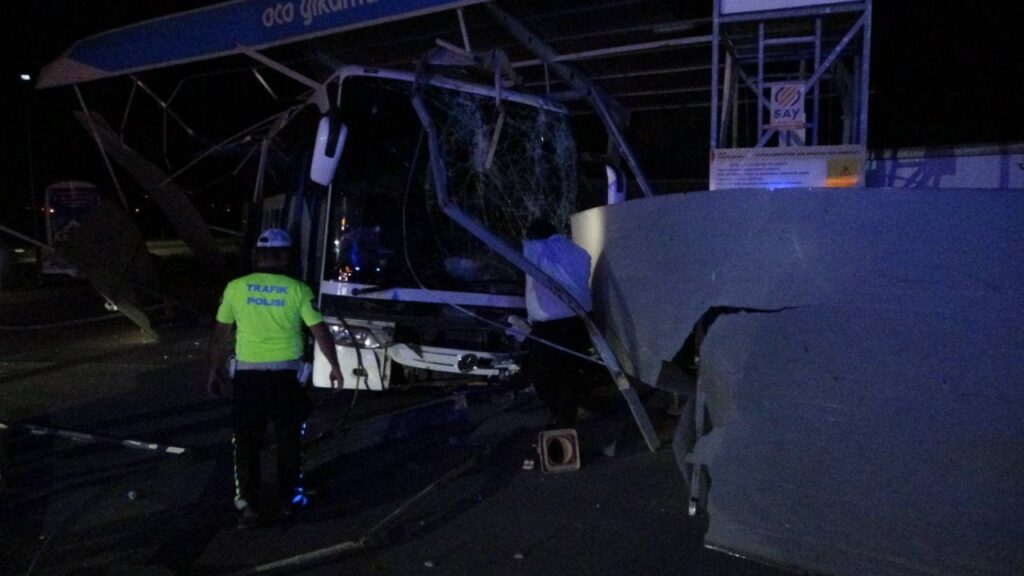 Malatya’da Yolcu Otobüsü Akaryakıt İstasyonuna Daldı: 8 Yaralı