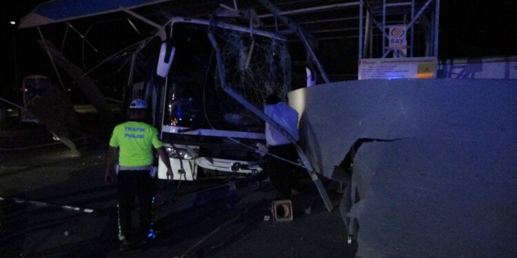 Malatya’da Yolcu Otobüsü Akaryakıt İstasyonuna Daldı: 8 Yaralı