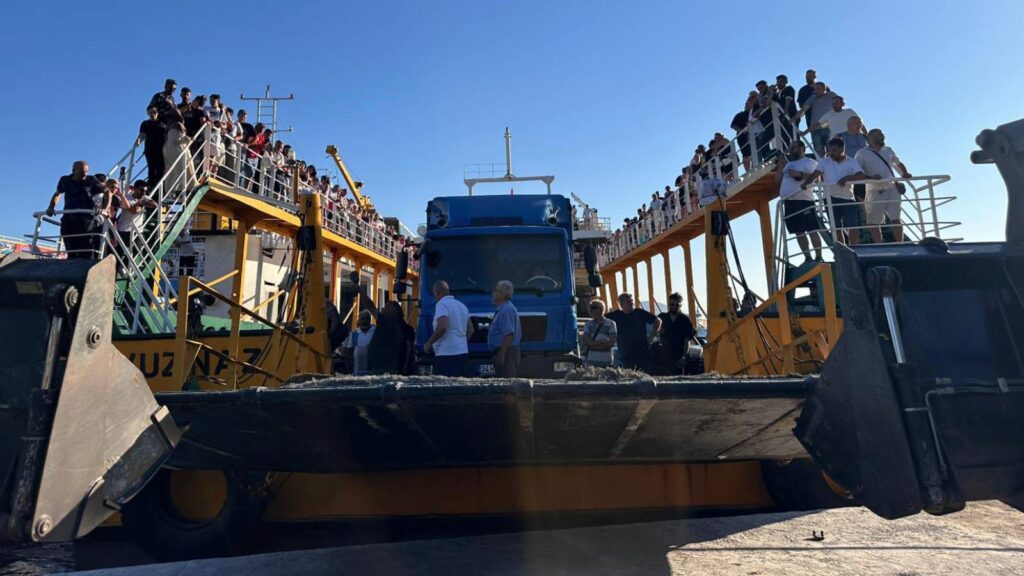 Marmara Adası açıklarında yangın çıkan feribottaki 200 yolcu 7 mürettebat, tahliye edildi