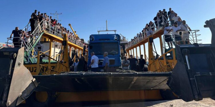 Marmara Adası açıklarında yangın çıkan feribottaki 200 yolcu 7 mürettebat, tahliye edildi