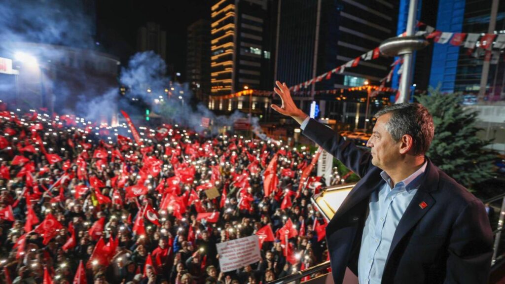 Mitinglere sahne kurmaktan bile vazgeçildi
