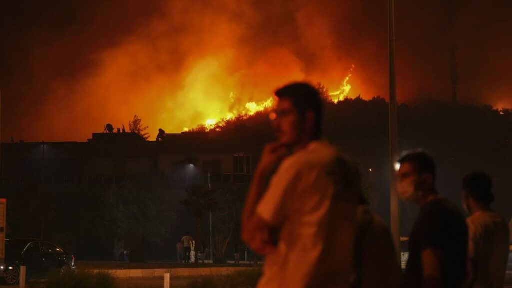 Ormanlarımız Alev Alev Yanıyor! İzmir, Hatay ve Manisa'da Yangınla Mücadele Sürüyor, Binlerce Kişi Tahliye Edildi
