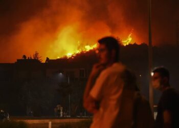 Ormanlarımız Alev Alev Yanıyor! İzmir, Hatay ve Manisa'da Yangınla Mücadele Sürüyor, Binlerce Kişi Tahliye Edildi