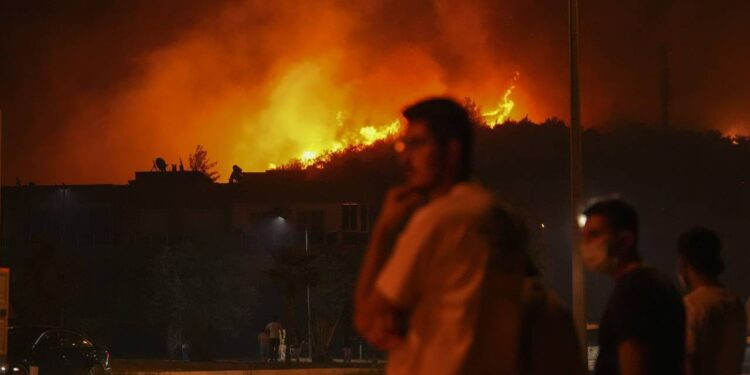 Ormanlarımız Alev Alev Yanıyor! İzmir, Hatay ve Manisa'da Yangınla Mücadele Sürüyor, Binlerce Kişi Tahliye Edildi