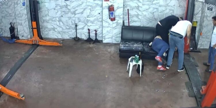 Oto Tamircide Levyeli Dehşet! Saniye Saniye Kaydedildi