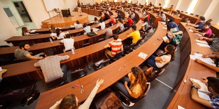 Özel üniversite ücretlerine rekor zam: Tıp 1,5 milyon liraya dayandı