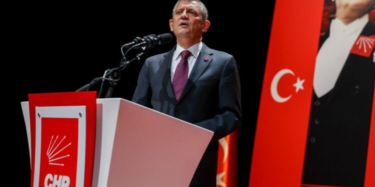 Özgür Özel'e Sahneden İner İnmez Soruşturma