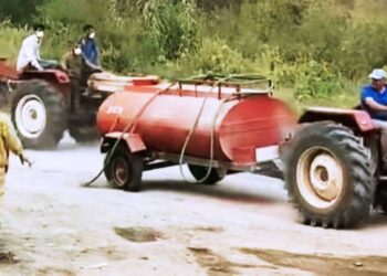 Patlak lastikle yangını söndürmek için su taşımıştı; o çiftçiye tanker hediye edildi