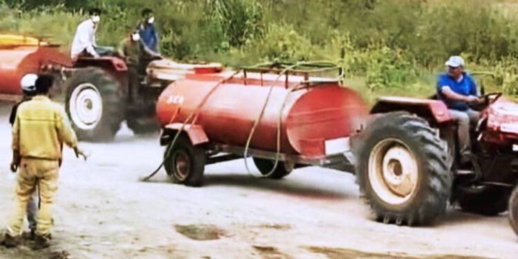 Patlak lastikle yangını söndürmek için su taşımıştı; o çiftçiye tanker hediye edildi