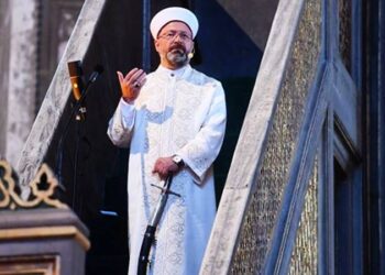 Personel, yatan hastaların kıyafetlerini, nevresim ve çarşaflarını yıkayıp ütülemektedir