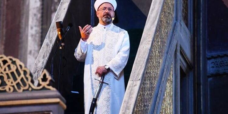 Personel, yatan hastaların kıyafetlerini, nevresim ve çarşaflarını yıkayıp ütülemektedir