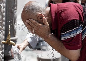 Sağlık Bakanlığı'ndan aşırı sıcaklarda "sıvı tüketimi ve beslenme" uyarısı