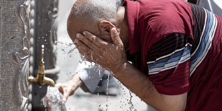Sağlık Bakanlığı'ndan aşırı sıcaklarda "sıvı tüketimi ve beslenme" uyarısı