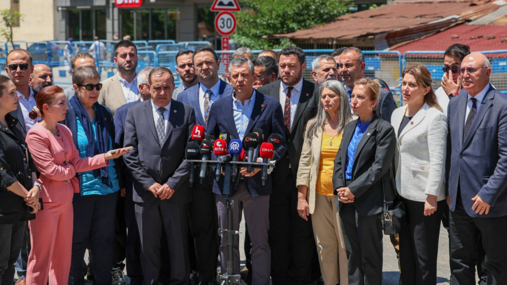 Sanık olması gerekenler hâkim karşısında değil, bunun tek sorumlusu var, Turizm Bakanı; O da izin vermiyor!