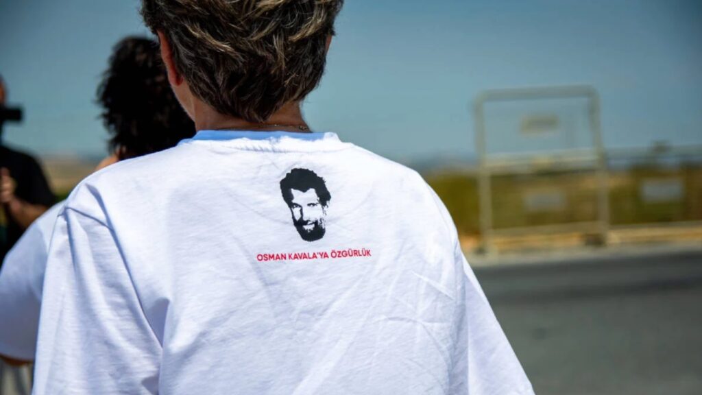 Sınıf arkadaşları Osman Kavala'yı selamladı