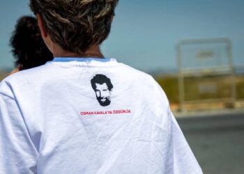Sınıf arkadaşları Osman Kavala'yı selamladı