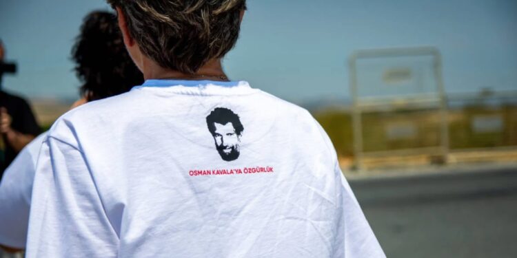 Sınıf arkadaşları Osman Kavala'yı selamladı