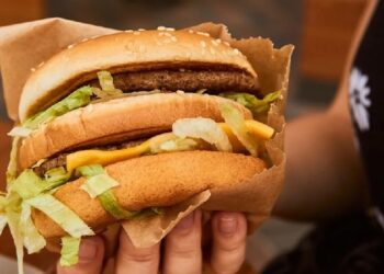 The Economist'in "Big Mac Endeksi"ne göre, Türkiye'de hamburger fiyatı dolar bazında son üç yılda üç kat arttı