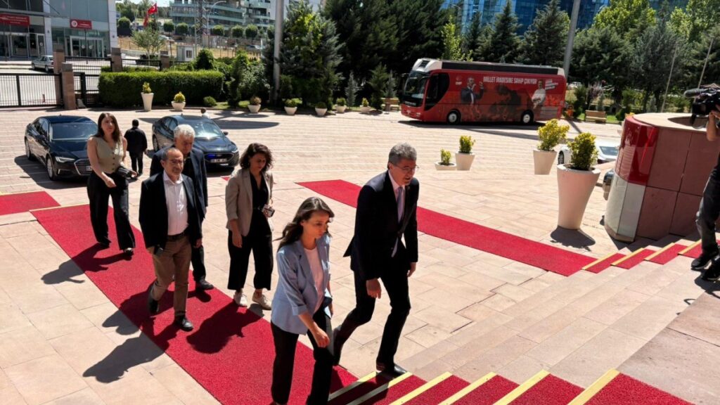 Tülay Hatimoğulları’ndan CHP’ye ziyaret