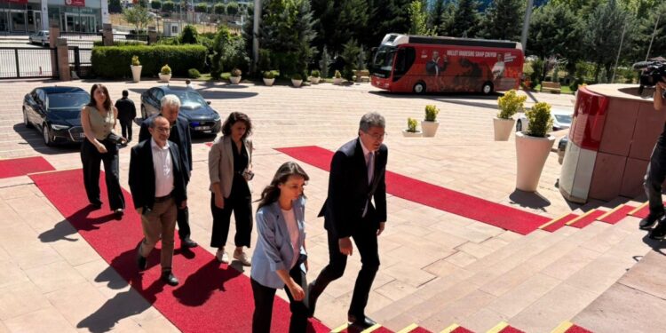 Tülay Hatimoğulları’ndan CHP’ye ziyaret