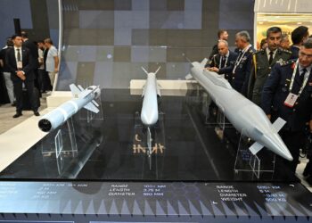 Türk Savunma Sanayiinde Tarihi Gün! Siyah Örtü Açıldı, Roketsan'ın Yeni Füzeleri Tanıtıldı