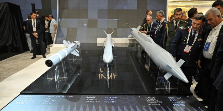 Türk Savunma Sanayiinde Tarihi Gün! Siyah Örtü Açıldı, Roketsan'ın Yeni Füzeleri Tanıtıldı