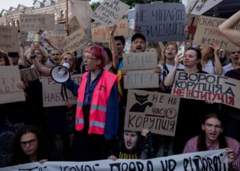 UKRAYNA | Binlerce kişi yolsuzluk yasasına karşı sokaklara döküldü